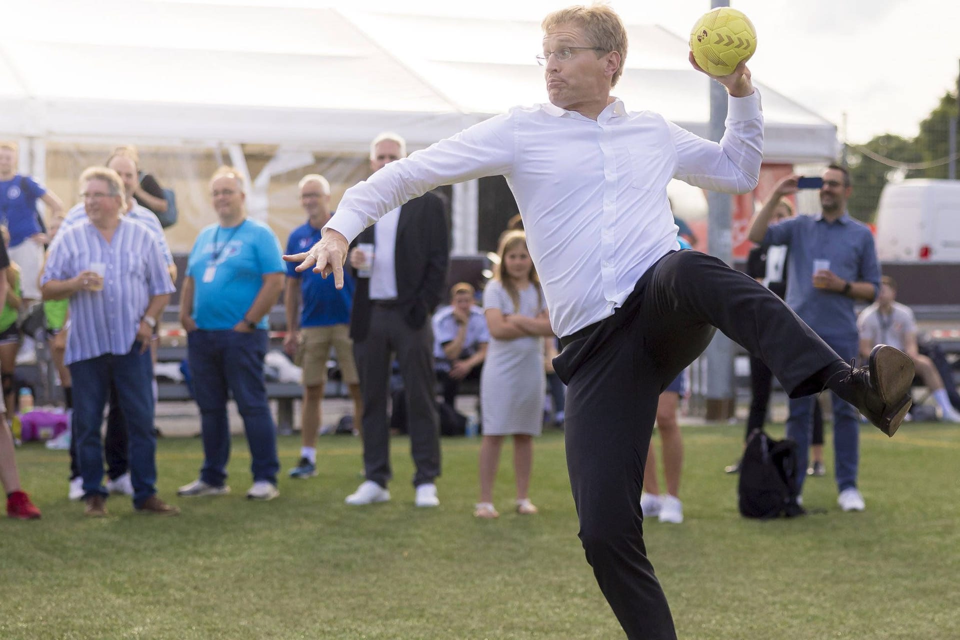 Daniel Günther ist passionierter Handballer: Der Ministerpräsident eröffnet ein Sportfest in Lübeck.