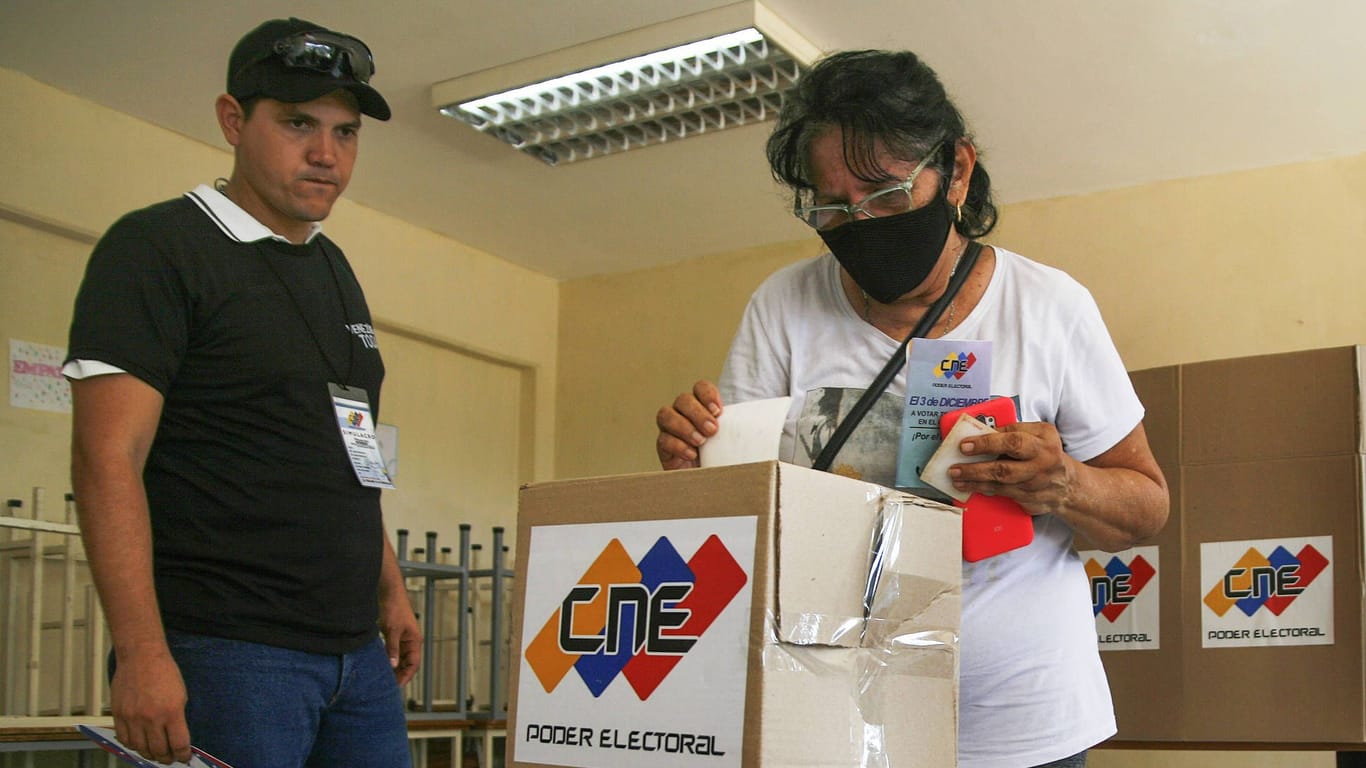 Eine Frau wirft einen Stimmzettel in eine Urne: Die venezolanische Bevölkerung hat über die Annexion eines Teils von Guyana abgestimmt.