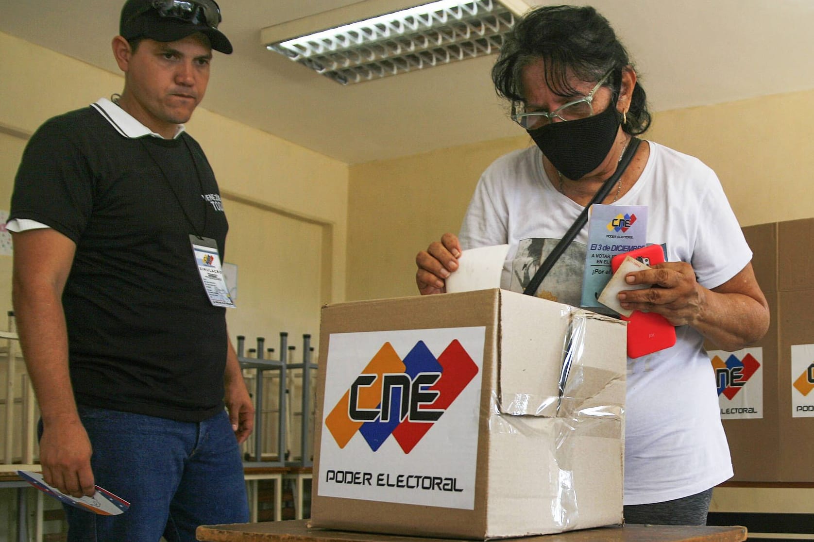 Eine Frau wirft einen Stimmzettel in eine Urne: Die venezolanische Bevölkerung hat über die Annexion eines Teils von Guyana abgestimmt.