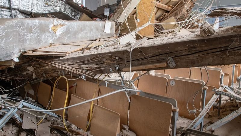 Hörsaal der Universität Marburg: Deckenteile des Raumes sind zu Boden gestürzt.