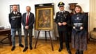 Italienische Behörden präsentieren den Botticelli: Das Bild wurde bei einer Familie zu Hause entdeckt.