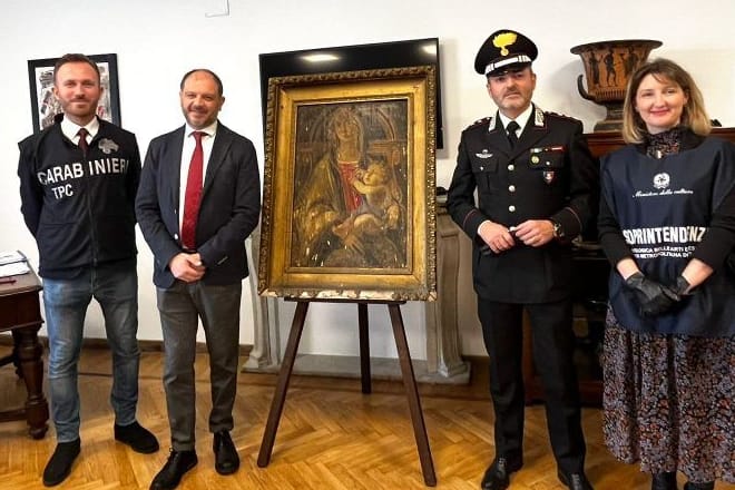 Italienische Behörden präsentieren den Botticelli: Das Bild wurde bei einer Familie zu Hause entdeckt.