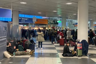 Samstagmittag am Münchner Flughafen: Weder starten noch landen Maschinen, auch die S-Bahn fährt nicht – vielen bleibt nichts anderes übrig, als zu warten.