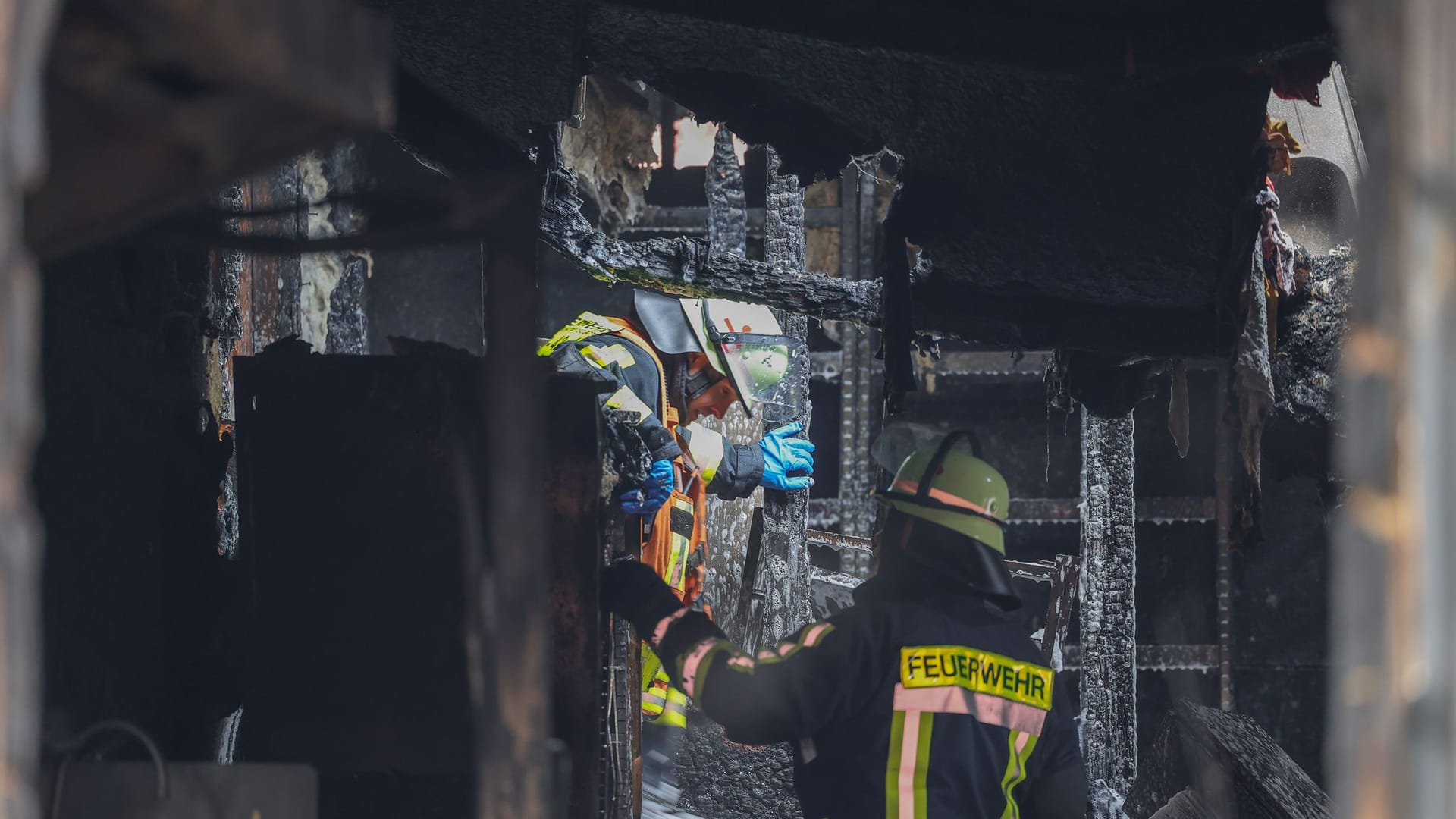 Am Mittwoch, 27.12.2023 waren Polizei und Feuerwehr erneut am Brandobjekt in Wächtersbach, Ortsteil Wittgenborn. Das Gebäude ist teileingestürzt und kann nicht betreten werden. Um immer wieder aufflammende Brandnester endgültig abzulöschen, wurde von der Feuerwehr ein Schaumteppich aufgebracht. Weiterhin wurden Brandermittler der Polizei mit der Drehleiter an den oberen Bereich der Ruine sicher herangefahren. Auch wurden Anwohner rund um das Brandobjekt von der Polizei befragt. Pressemitteilung der Polizei vom 26.12.2023: Gemeinsame Pressemitteilung der Staatsanwaltschaft Hanau und des Polizeipräsidiums Südosthessen von Dienstag, 26. Dezember 2023Nach dem Vollbrand eines Wohnhauses im Baumgartenweg in Wittgenborn (wir berichteten) ermitteln die Staatsanwaltschaft Hanau sowie das Fachkommissariat 11 der Hanauer Kriminalpolizei wegen des Verdachts der schweren Brandstiftung und suchen nach Zeugen. Zudem wurde zeitnah die Staatsschutzabteilung des Polizeipräsidiums Südosthessen in die Ermittlungen miteinbezogen.