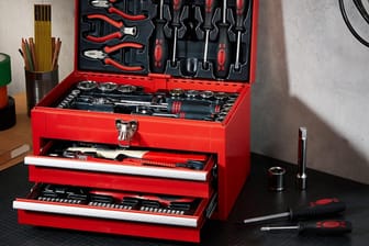 Gut sortiert: Bei Aldi ist eine bestückte Werkzeugbox von Brüder Mannesmann zum Tiefpreis erhältlich.
