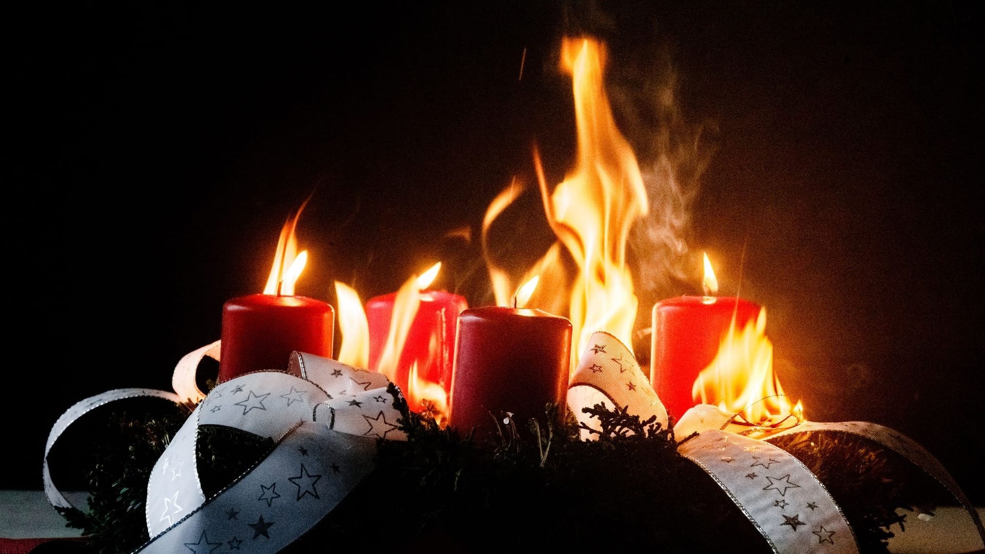 Der Adventskranz hat Feuer gefangen