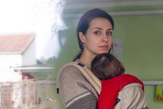 Frau mit einem Kind auf dem Arm (Symbolbild): Mit dem ersten Kind, so Hedayati, geraten Frauen oft in eine wirtschaftliche Abhängigkeit von ihrem Partner.