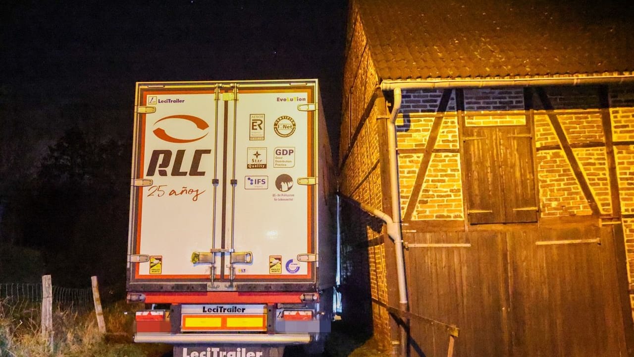 Der Lkw blieb in einer Hofschaft im Stadtteil Ohligs stecken.