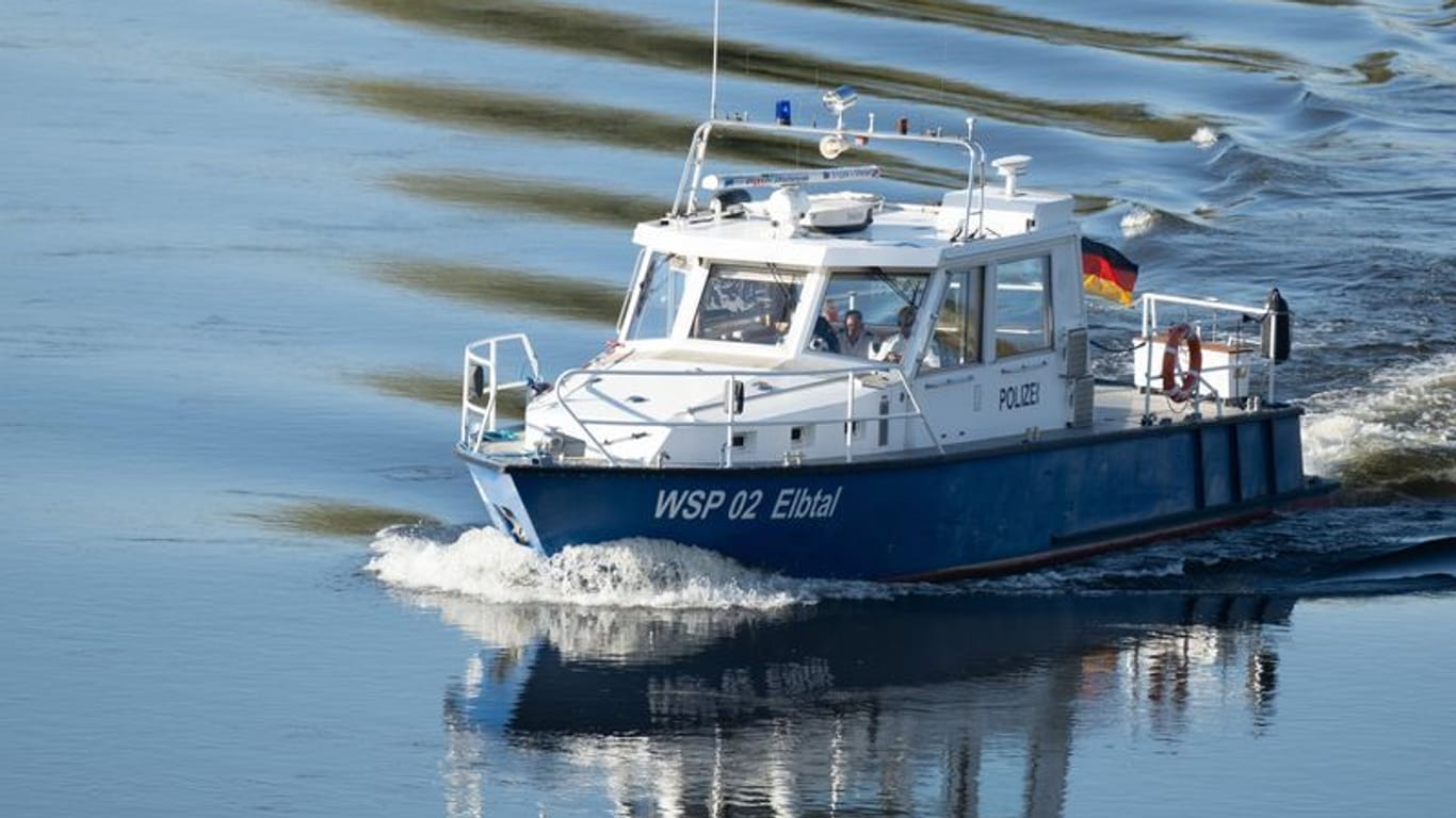 Ein Boot der Wasserschutzpolizei auf der Elbe