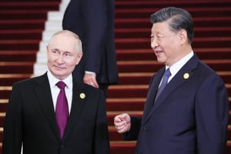 Wladimir Putin (li.) und Xi Jinping (re.): Die beiden autoritären Machthaber sollen ein gutes Verhältnis zueinander haben.