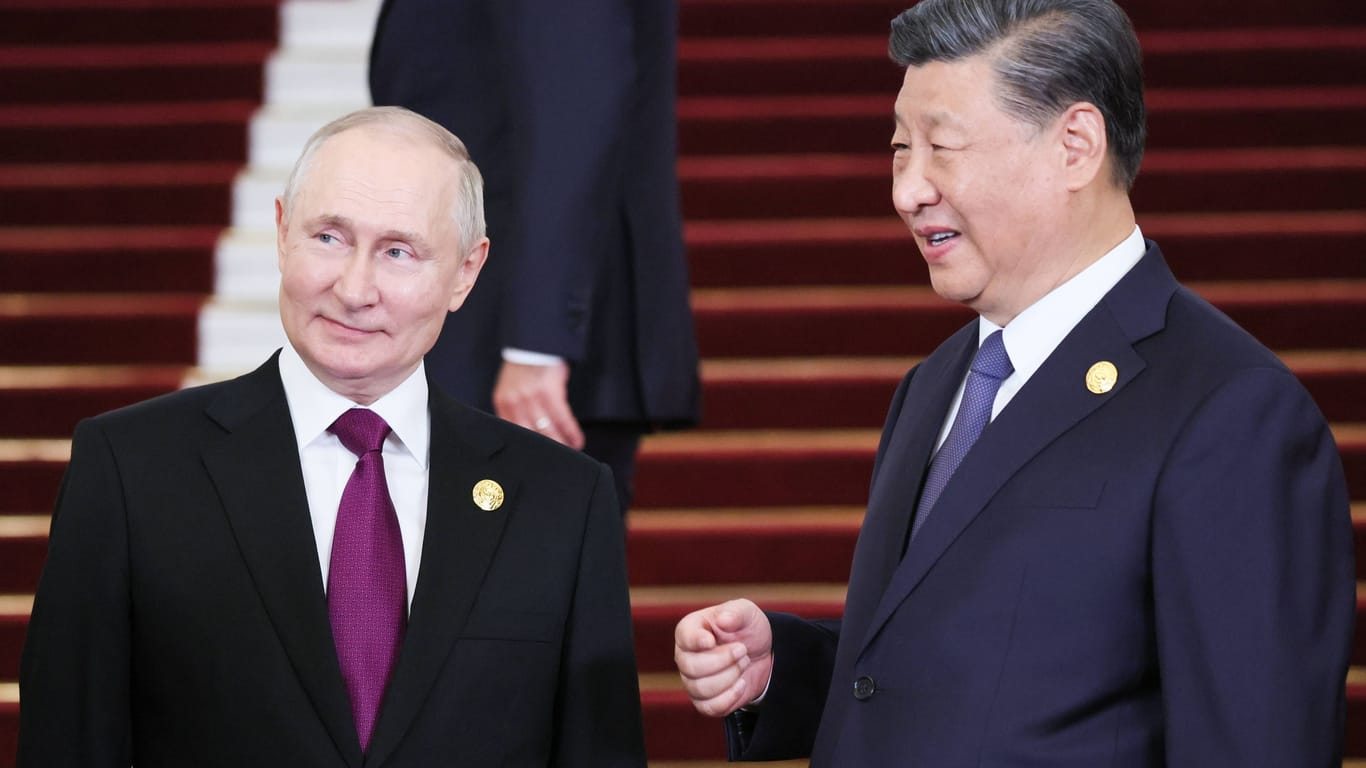 Wladimir Putin (li.) und Xi Jinping (re.): Die beiden autoritären Machthaber sollen ein gutes Verhältnis zueinander haben.