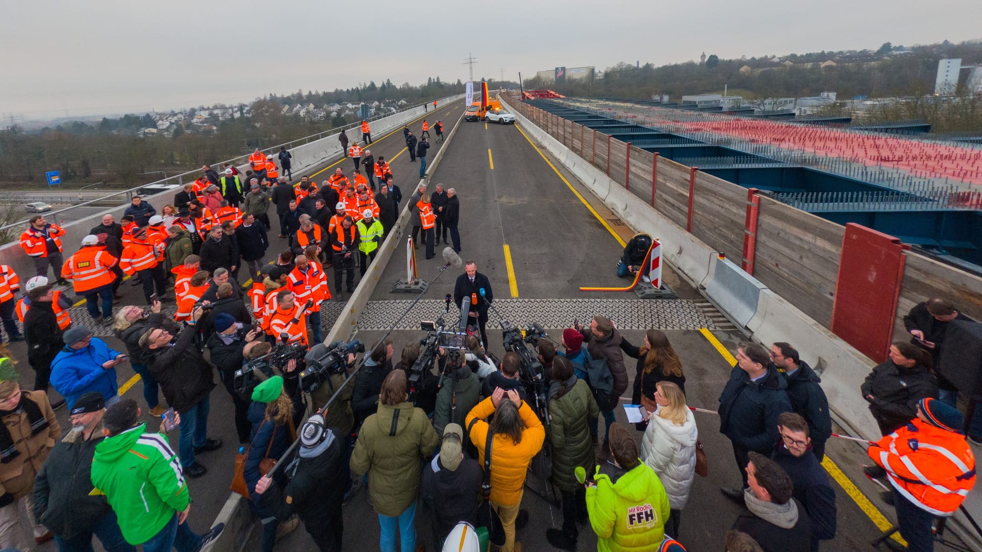 Der nördliche Teil der Brücke (rechts) befindet sich noch im Bau. Das südliche Teilbauwerk der A66 Salzbachtalbrücke wurde am Montag für den Verkehr freigegeben. Der nördliche Teil der Brücke (rechts) befindet sich noch im Bau. Das südliche Teilbauwerk der A66 Salzbachtalbrücke wurde am Montag für den Verkehr freigegeben.