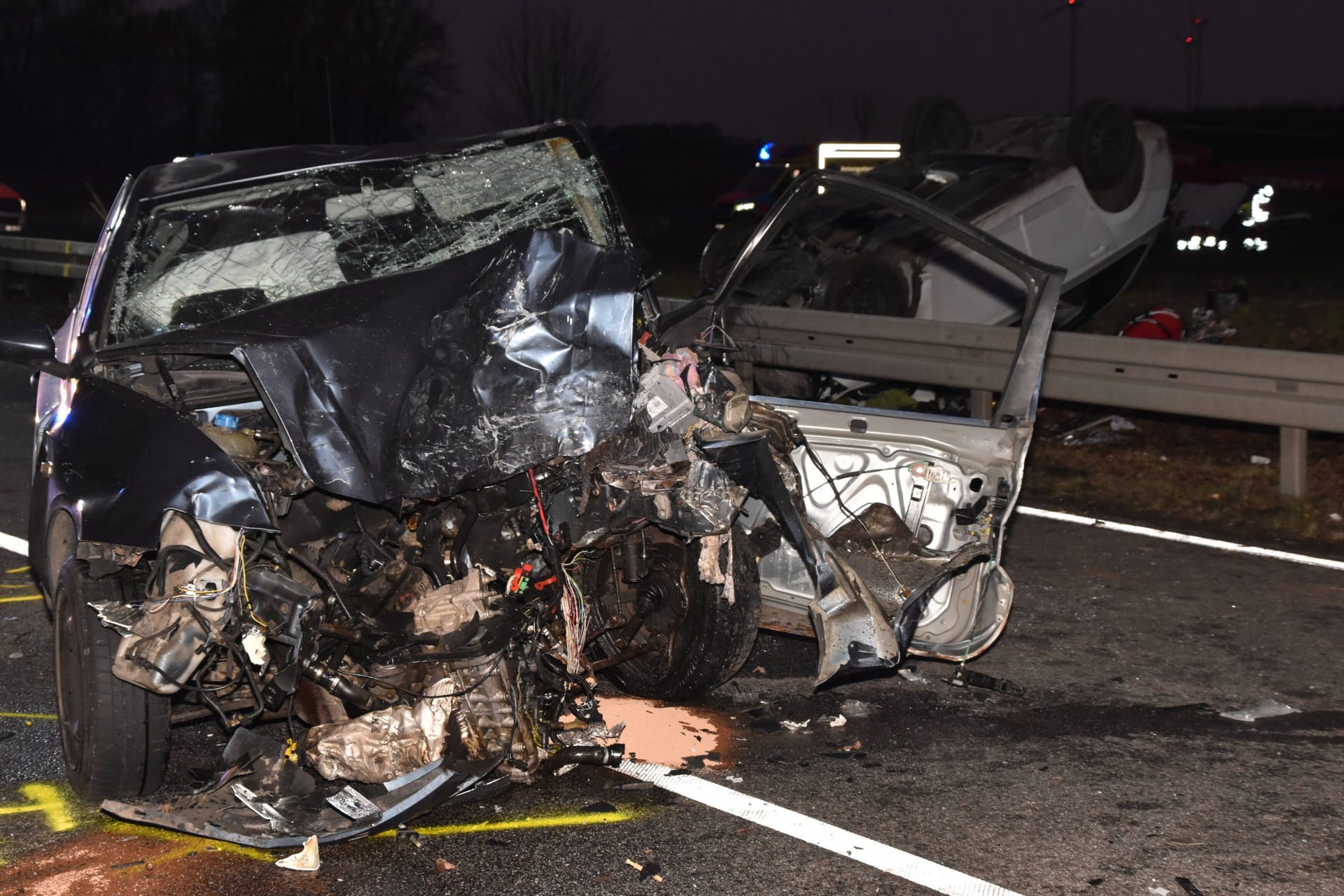 Eines der Unfallfahrzeuge ist stark deformiert. Eine Beifahrerin konnte zudem noch nicht identifiziert werden.