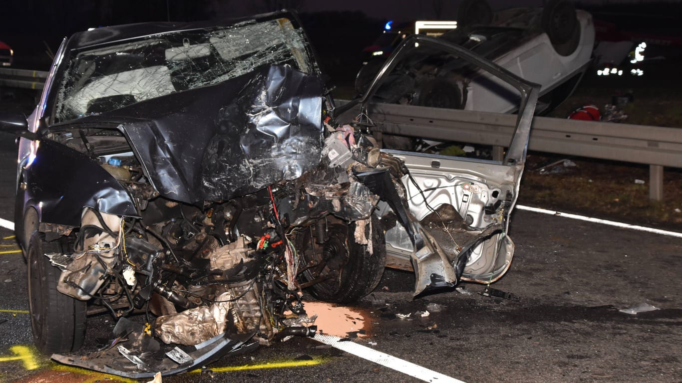 Eines der Unfallfahrzeuge ist stark deformiert. Eine Beifahrerin konnte zudem noch nicht identifiziert werden.