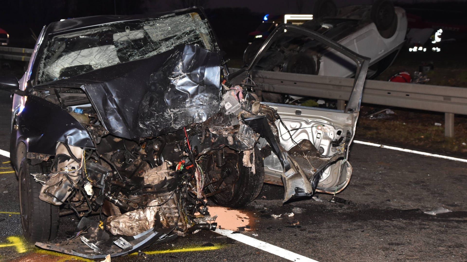 Eines der Unfallfahrzeuge ist stark deformiert. Eine Beifahrerin konnte zudem noch nicht identifiziert werden. Eines der Unfallfahrzeuge ist stark deformiert. Eine Beifahrerin konnte zudem noch nicht identifiziert werden.
