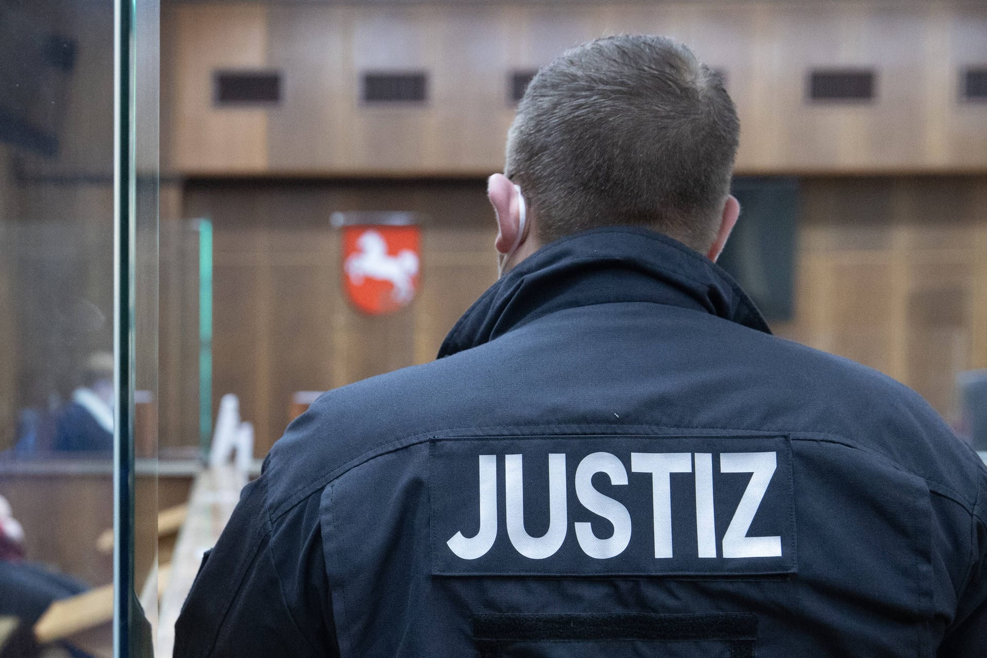 Ein Justizbeamter steht in einem Saal des Landgerichts Hannover (Symbolbild): Jetzt wurde in einem Fall schwere Kindesmisshandlung entschieden.