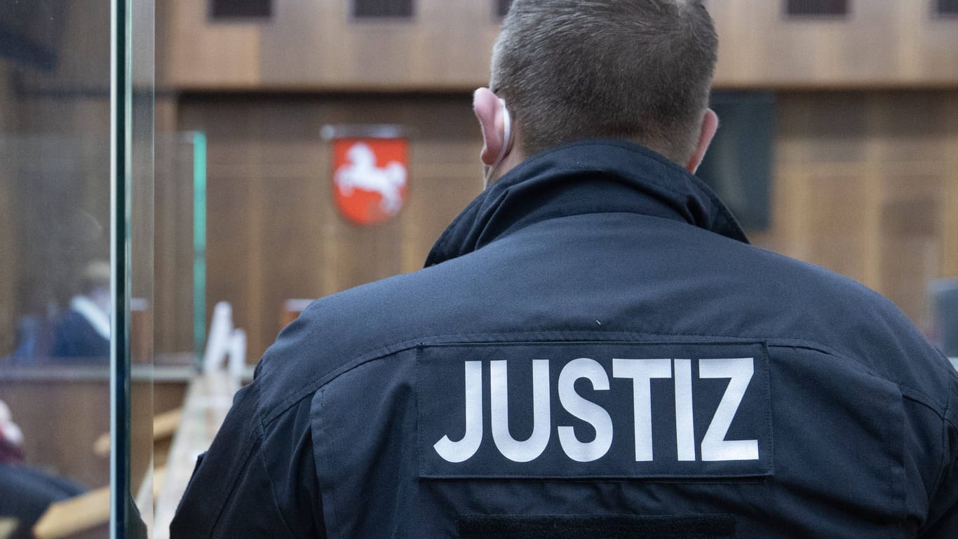 Ein Justizbeamter steht in einem Saal des Landgerichts Hannover (Symbolbild): Jetzt wurde in einem Fall schwere Kindesmisshandlung entschieden.