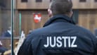 Ein Justizbeamter steht in einem Saal des Landgerichts Hannover (Symbolbild): Jetzt wurde in einem Fall schwere Kindesmisshandlung entschieden.