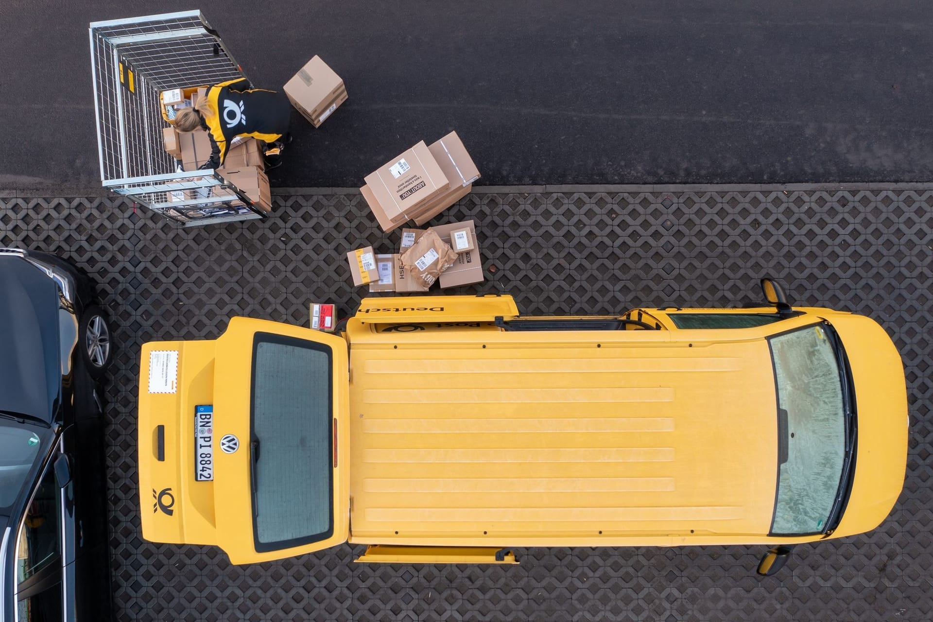 Ein Postauto von oben