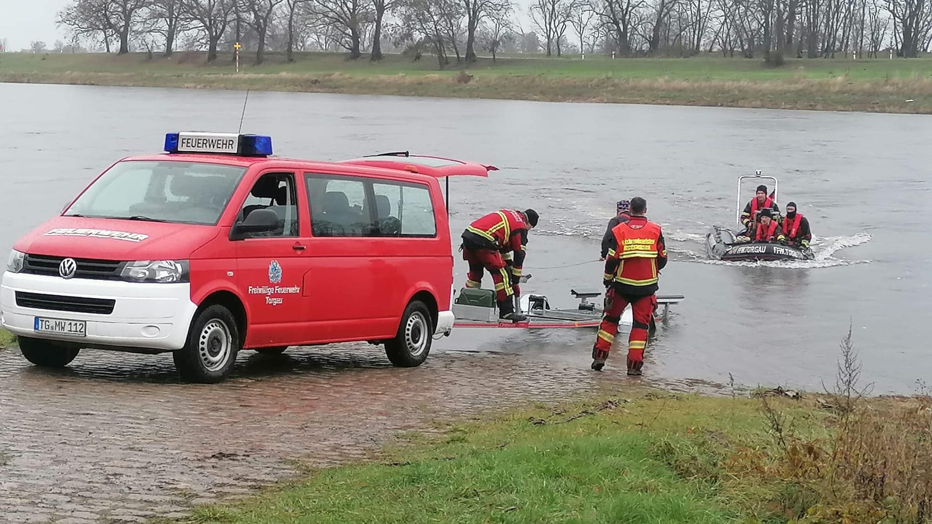 Die Feuerwehr kam mit einem Schlauchboot aufs Schiff: Insgesamt waren 60 Einsatzkräfte vor Ort.