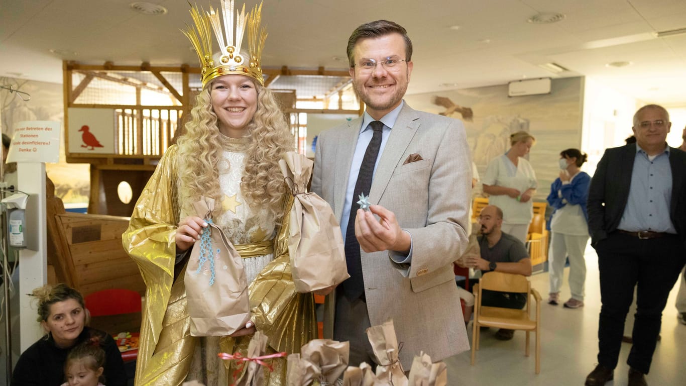 Zu Besuch bei den Kindern im Klinikum Nürnberg: Christkind Nelli Lunkenheimer und Oberbürgermeister Marcus König. Sie verteilten gemeinsam kleine Geschenke.