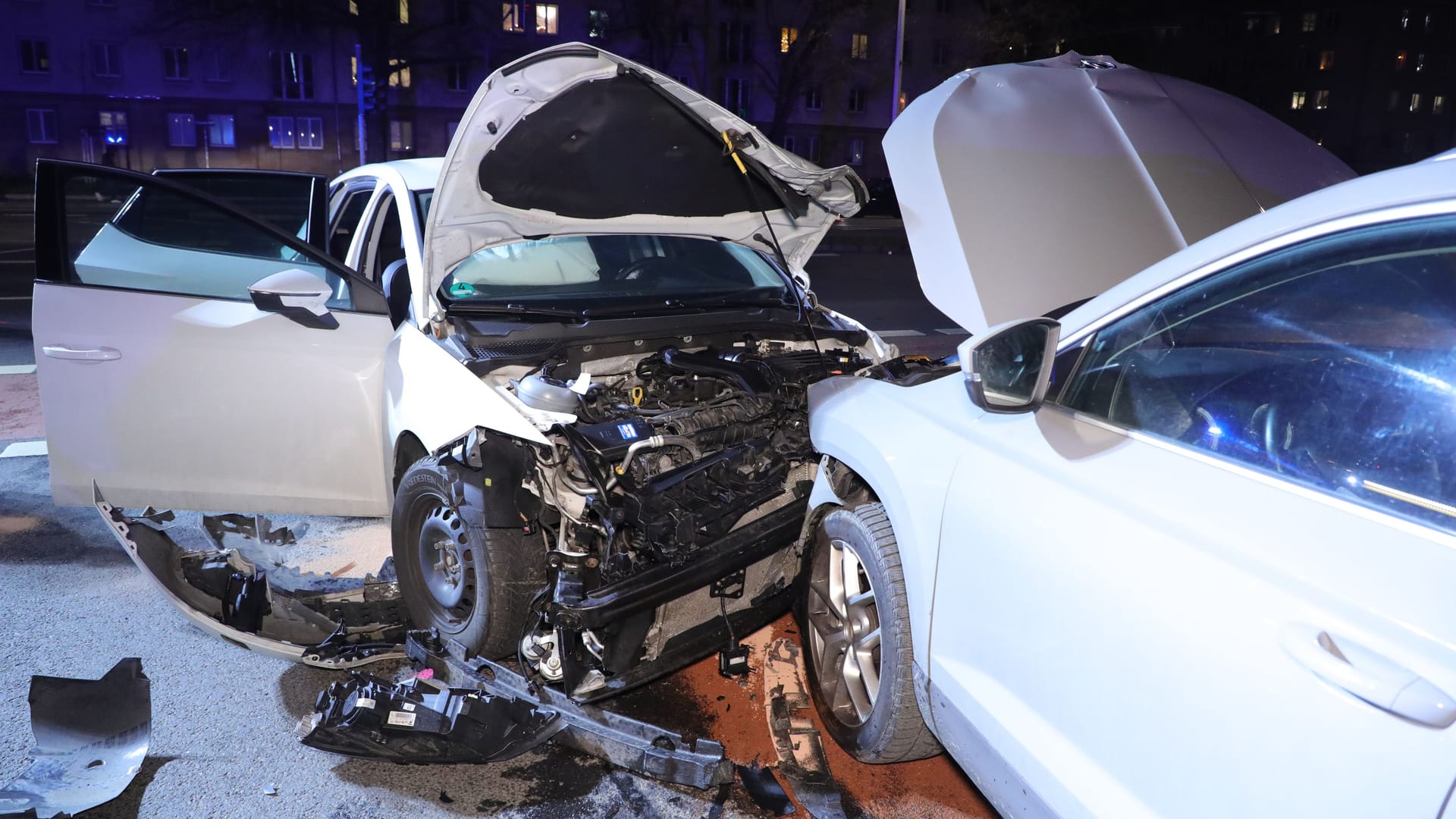 Der Unfallort: Zwei Autos stehen sich völlig demoliert gegenüber.
