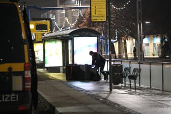 Ein Spezialist der Polizei untersucht einen herrenlosen Koffer in Dresden