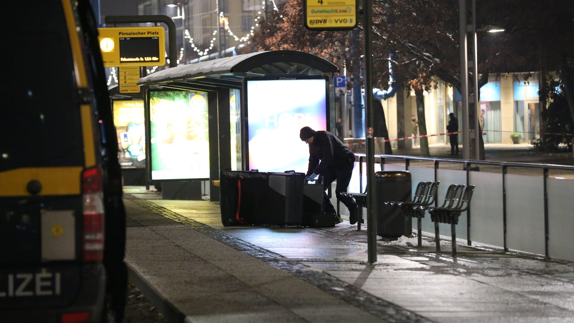 Ein Spezialist der Polizei untersucht einen herrenlosen Koffer in Dresden