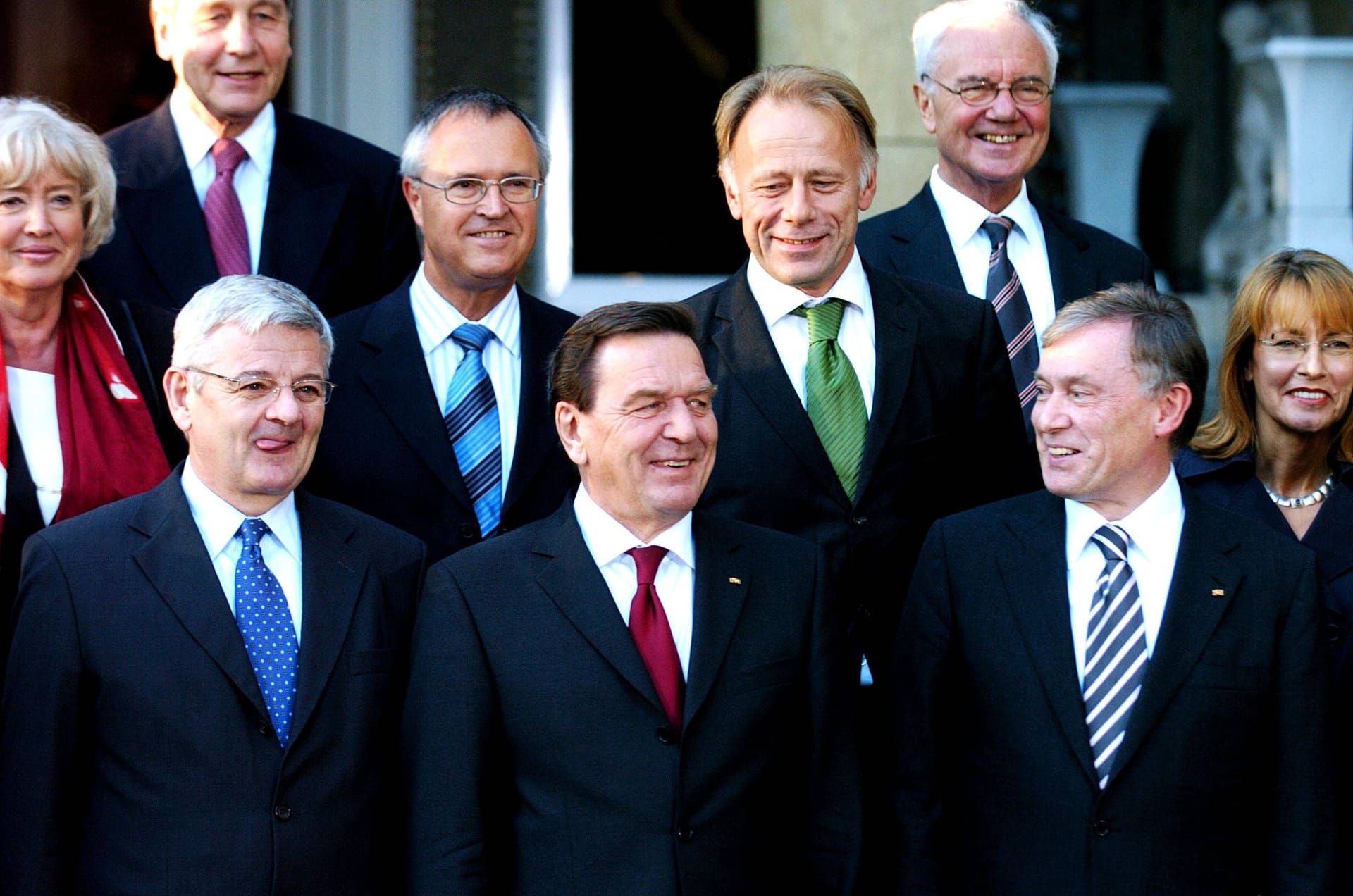Im ersten und zweiten rot-grünen Kabinett unter dem damaligen Bundeskanzler Gerhard Schröder (Mitte vorn, SPD) war Jürgen Trittin (mit grüner Krawatte) Bundesumweltminister.