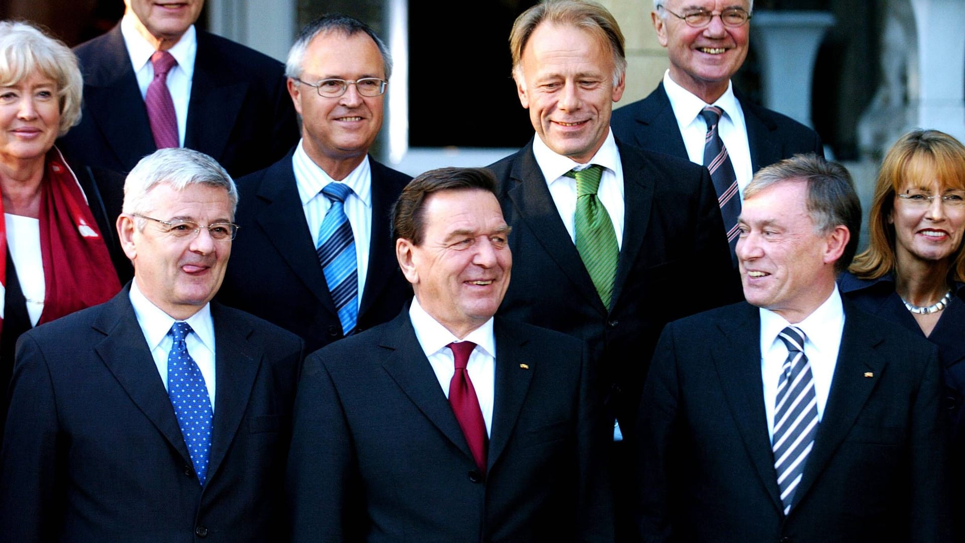 Horst Köhler (r. ) mit dem damaligen Bundeskanzler Gerhard Schröder (Mitte) und dessen Regierungsmannschaft: Köhler kam 2004 ins Schloss Bellevue