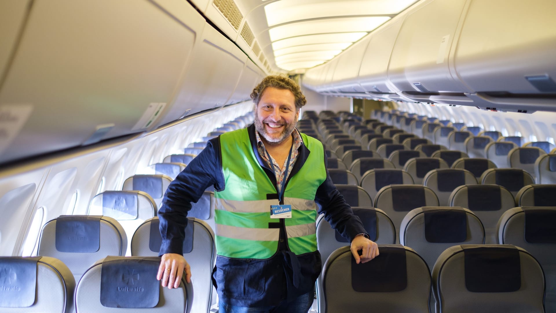 Fabrizio Sepe, Geschäftsführer des Serengeti-Parks, steht in dem Airbus, der als Restaurant dienen soll. Das Vorhaben gestaltet sich allerdings als schwierig.