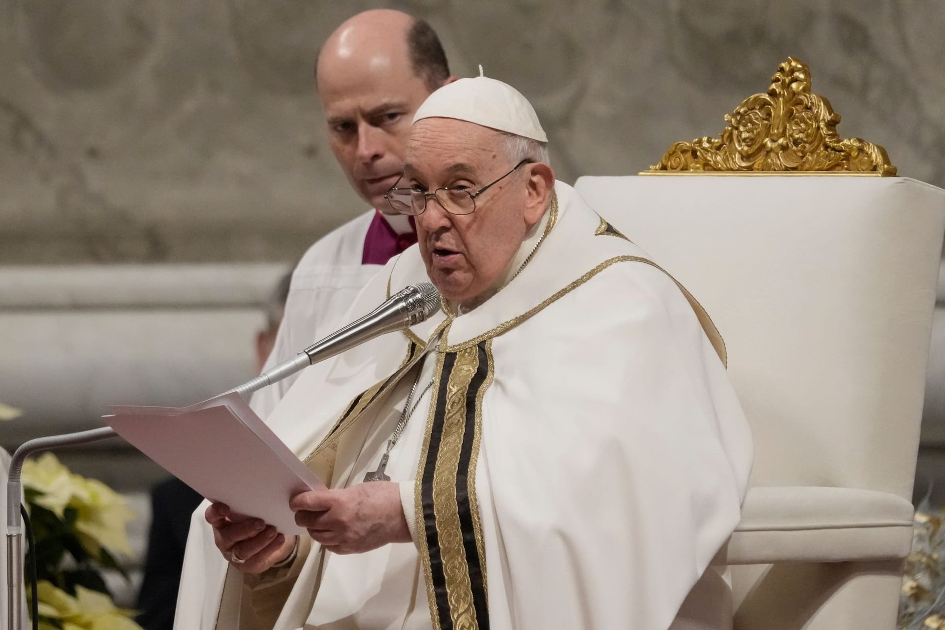 Papst Franziskus nimmt an der Christmette im Petersdom im Vatikan teil.