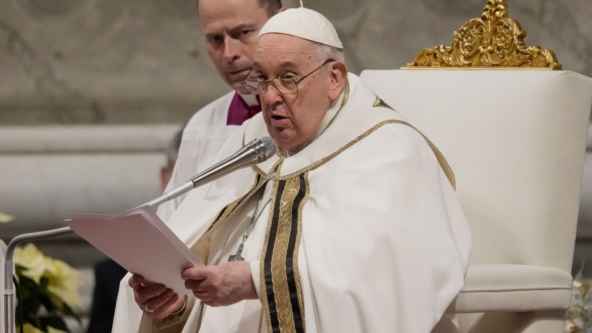 Papst Franziskus nimmt an der Christmette im Petersdom im Vatikan teil.