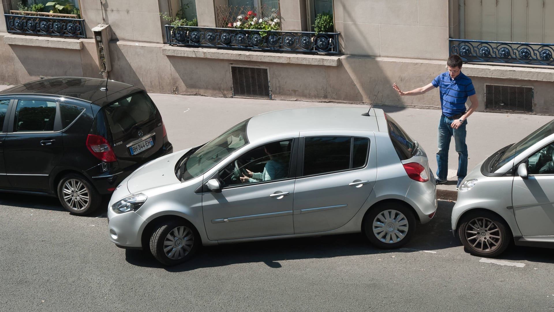 Einweisen: Nicht nur Fahrer müssen dabei besonders aufmerksam sein. Wer trägt aber die Schuld, wenn etwas schiefgeht?