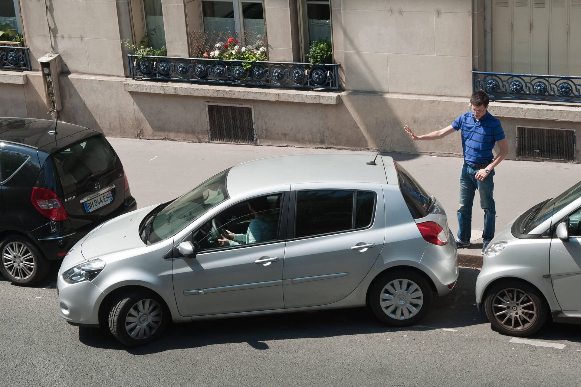 Einweisen: Nicht nur Fahrer müssen dabei besonders aufmerksam sein. Wer trägt aber die Schuld, wenn etwas schiefgeht?