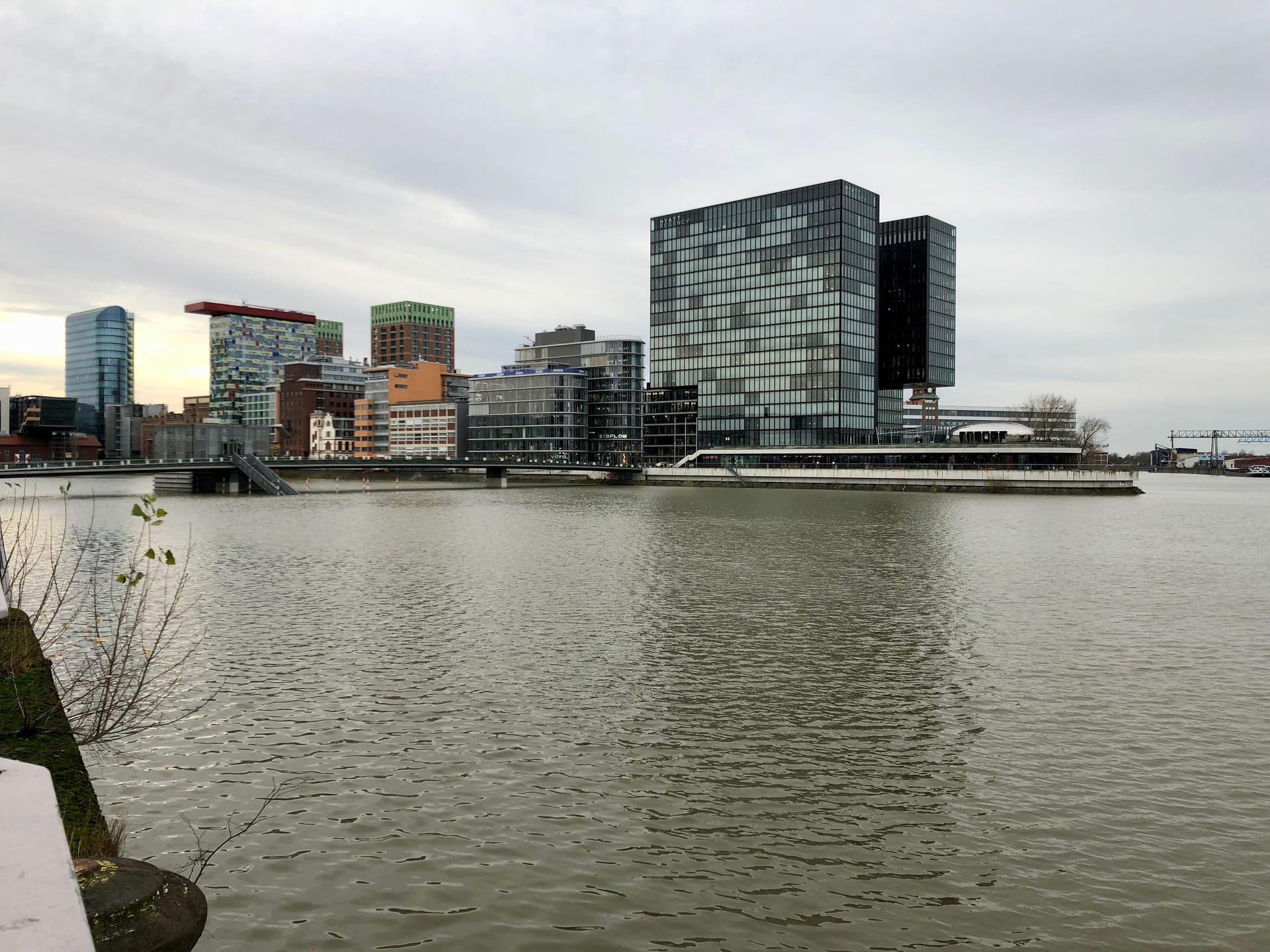 Auch im Medienhafen ist der Pegel höher als sonst.