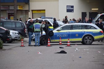In Mannheim läuft in der Johann-Schütte-Straße ein Polizeieinsatz: Offenbar wurde geschossen – vieles ist noch unklar.