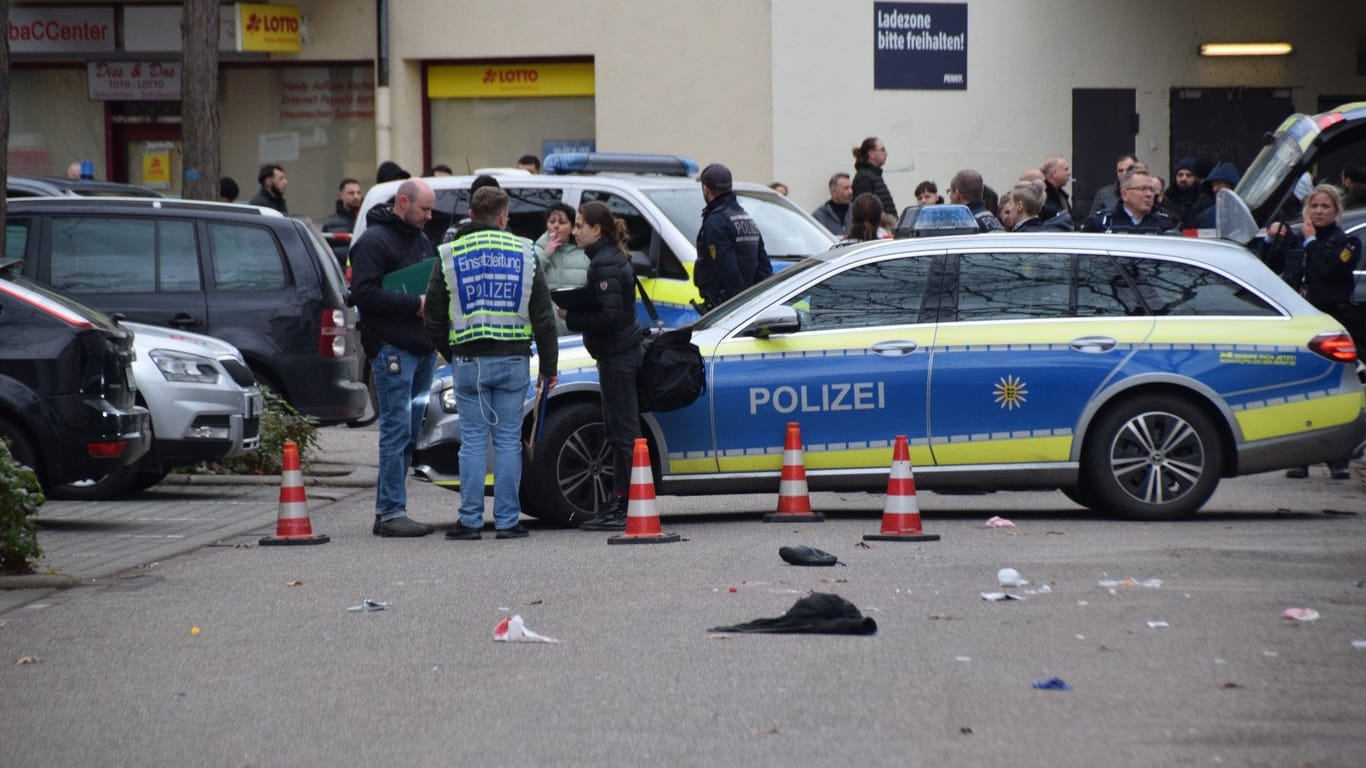 In Mannheim läuft in der Johann-Schütte-Straße ein Polizeieinsatz: Offenbar wurde geschossen – vieles ist noch unklar.