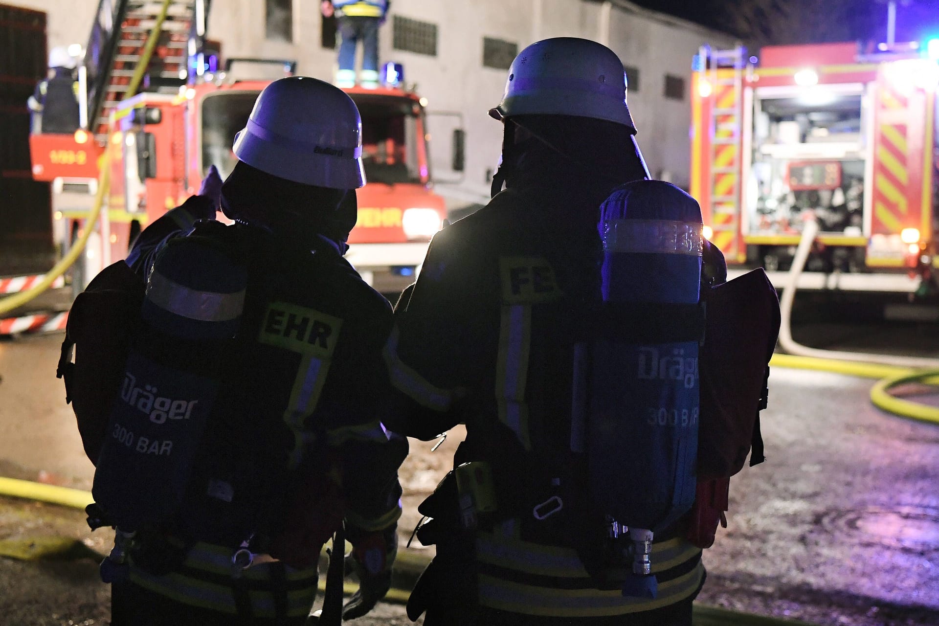 Feuerwehrleute im Einsatz (Archivbild): In Ganderkesee mussten die Retter zu einem Großeinsatz ausrücken.