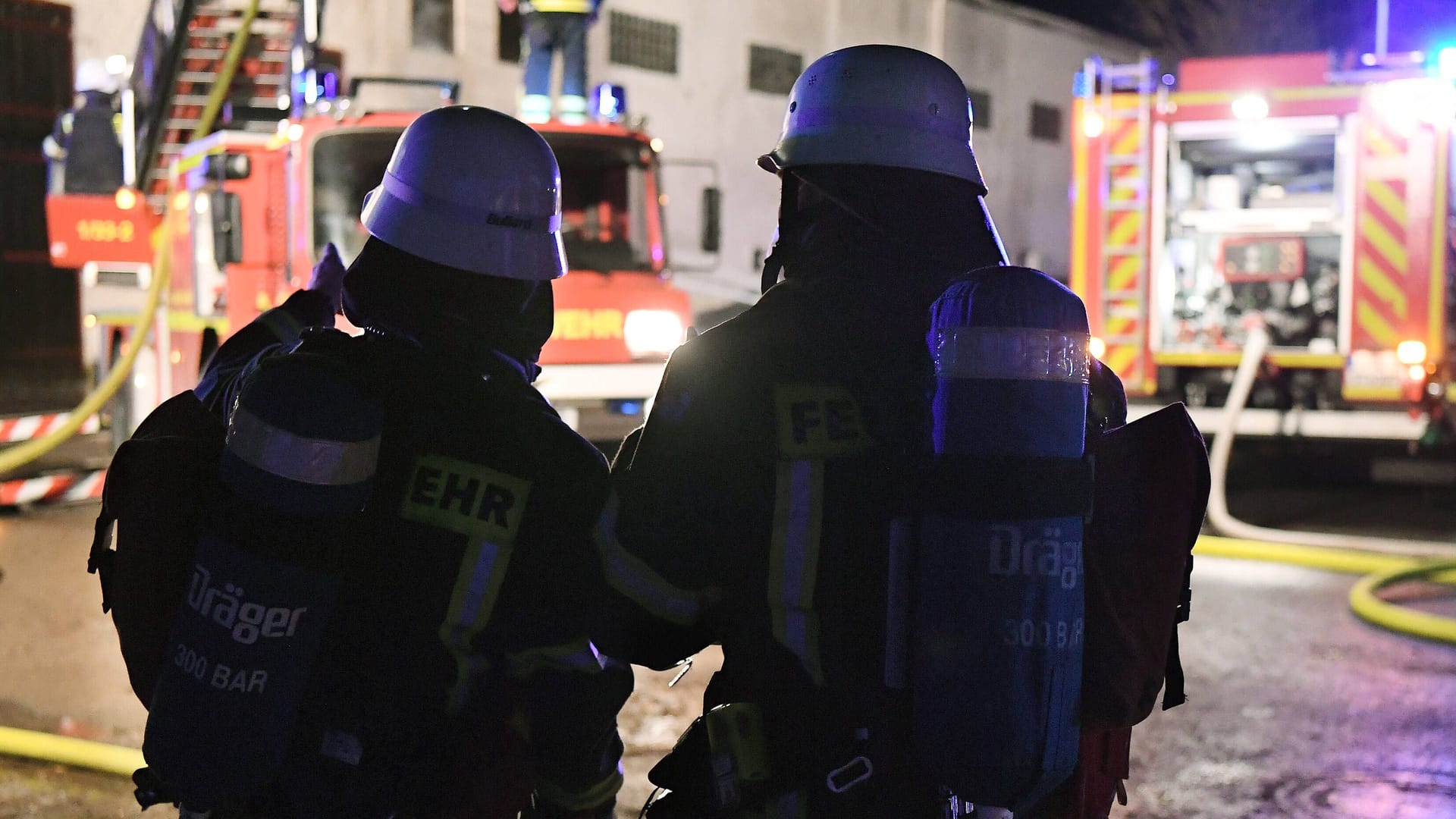 Feuerwehrleute im Einsatz (Archivbild): In Ganderkesee mussten die Retter zu einem Großeinsatz ausrücken.