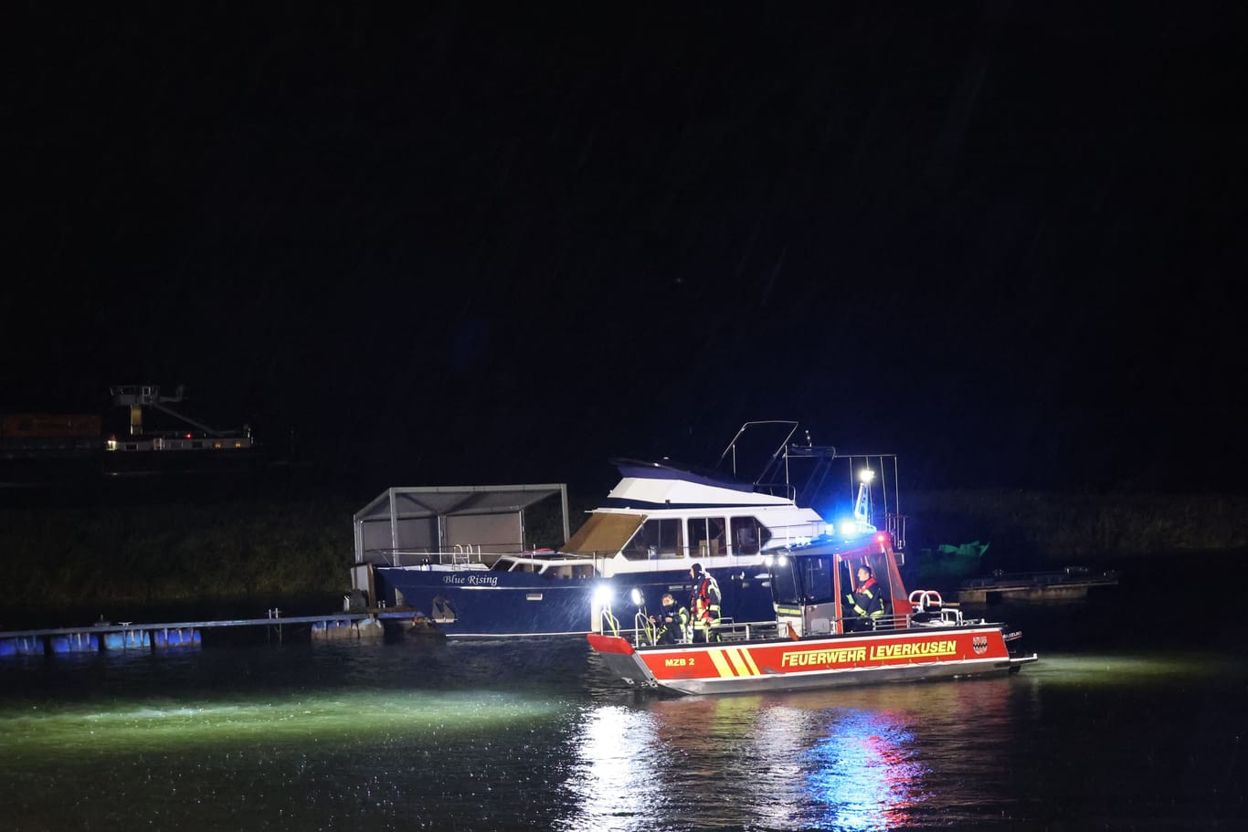 Rettungseinsatz auf dem Rhein: Ein Löschboot brachte die Menschen auf der Fähre in Sicherheit.