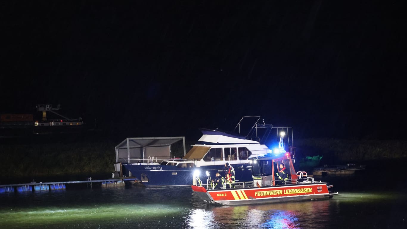 Rettungseinsatz auf dem Rhein: Ein Löschboot brachte die Menschen auf der Fähre in Sicherheit.