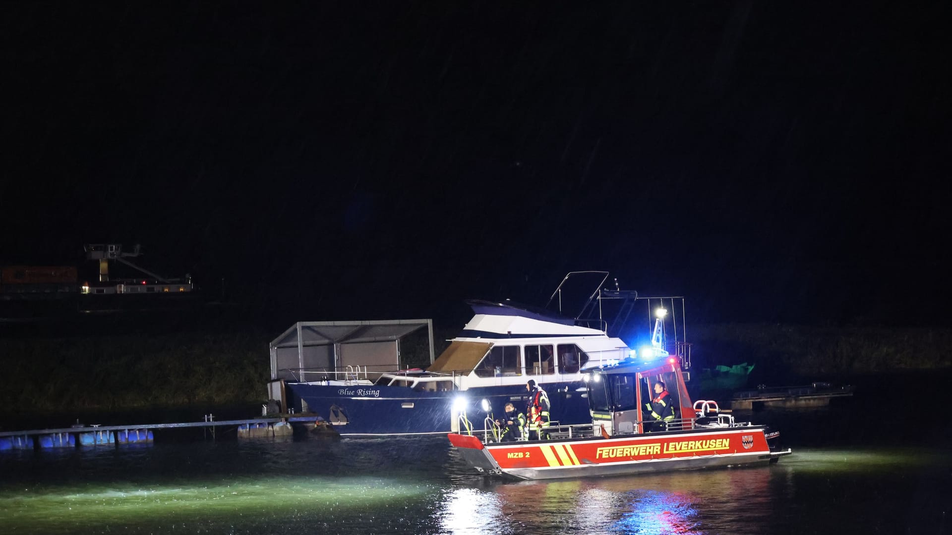 Rettungseinsatz auf dem Rhein: Ein Löschboot brachte die Menschen auf der Fähre in Sicherheit. Rettungseinsatz auf dem Rhein: Ein Löschboot brachte die Menschen auf der Fähre in Sicherheit.