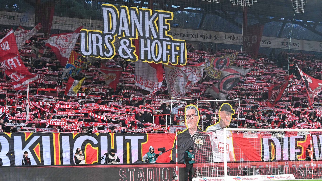 Unions Fans danken Urs Fischer (l.) und Co-Trainer Markus Hoffmann mit einer Choreografie.