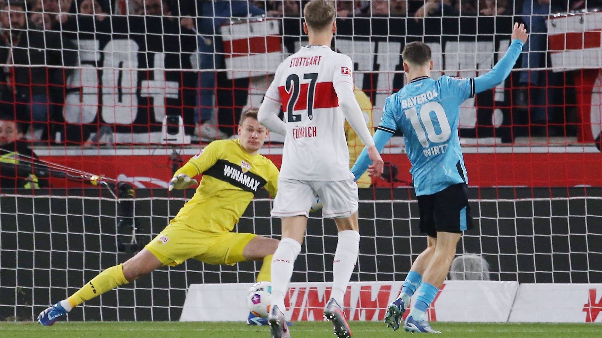 Offensivspektakel: Leverkusens Wirtz (r.) vor Stuttgart-Keeper Nübel.