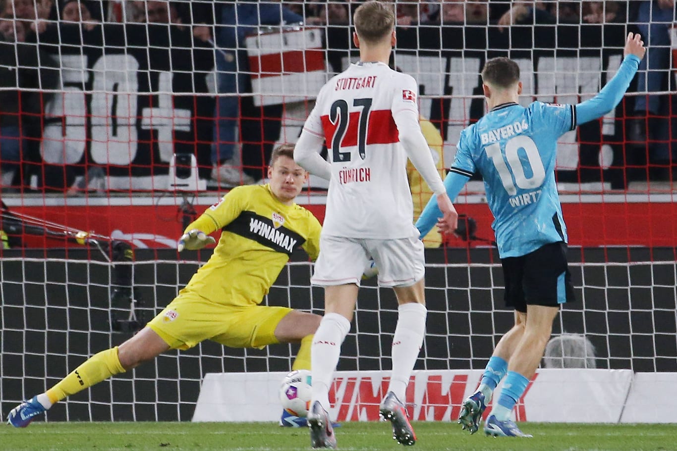 Offensivspektakel: Leverkusens Wirtz (r.) vor Stuttgart-Keeper Nübel.
