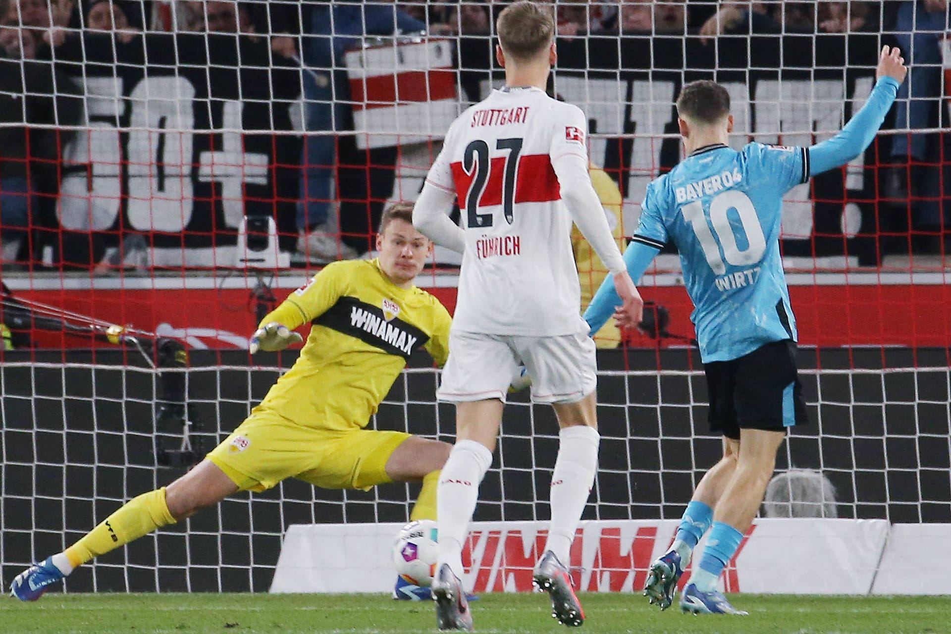 Offensivspektakel: Leverkusens Wirtz (r.) vor Stuttgart-Keeper Nübel.