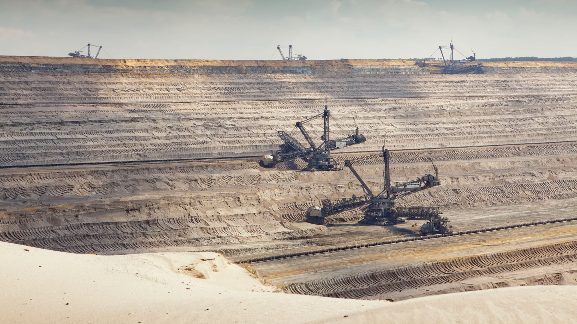 Der Tagebau Hambach: Zurzeit sind dort noch riesige Schaufelradbagger am Werk.