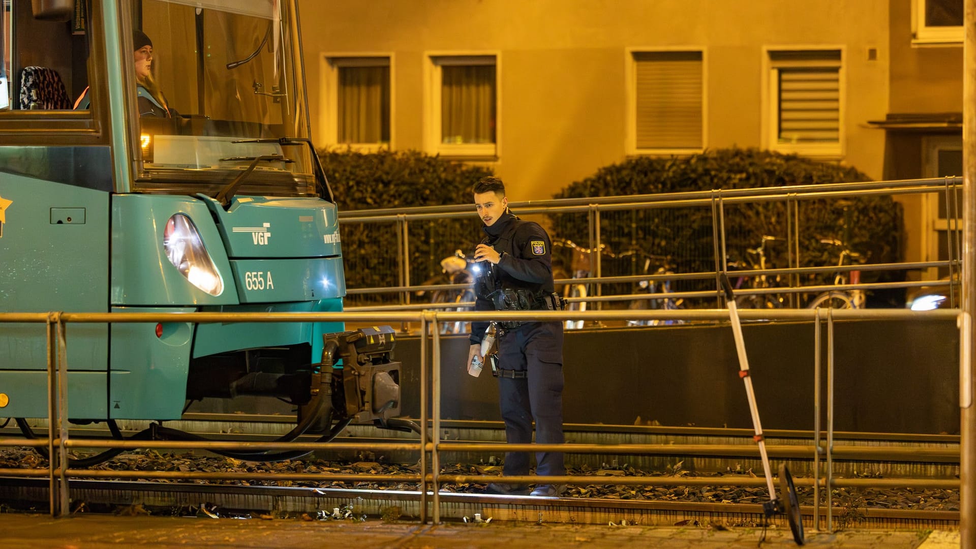 Polizist untersucht die Unfallstelle in Dornbusch: Die Person verstarb noch am Unfallort.