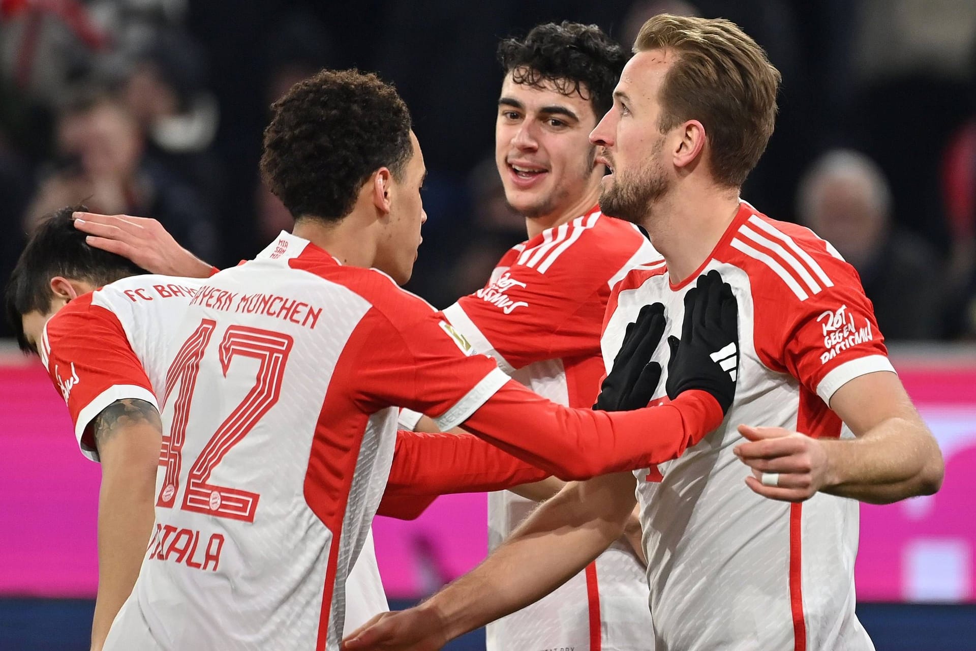 Harry Kane (r.) feiert mit Aleksandar Pavlovic und Jamal Musiala: Die Bayern glänzten in Stuttgart.